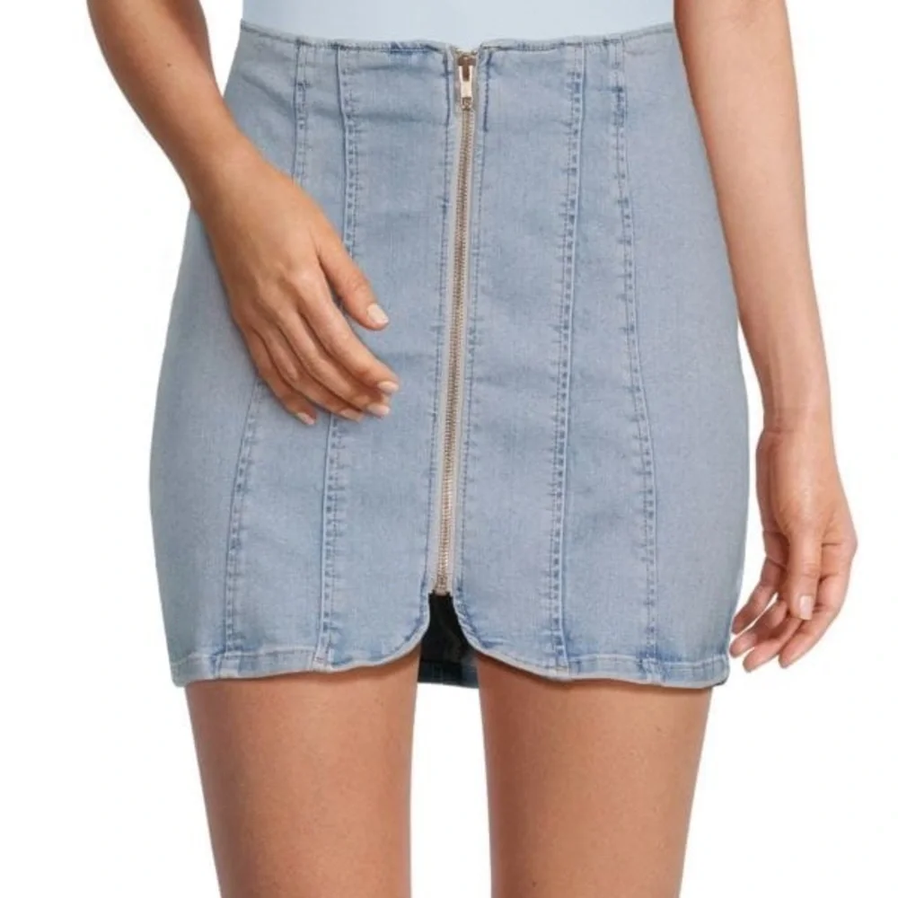 NWT Free People Layla Denim Miniskirt in Starwash Size S - Picture 2 of 6